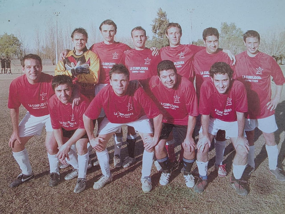 Viejos tiempos. Una foto retro de una formación donde aparece el protagonista de esta nota.