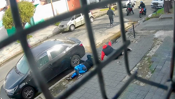Un policía jubilado retiró dólares, lo siguieron y se defendió a tiros.