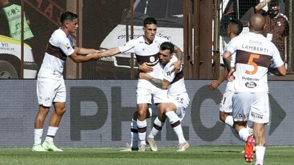 Platense goleó a Atlético Tucumán