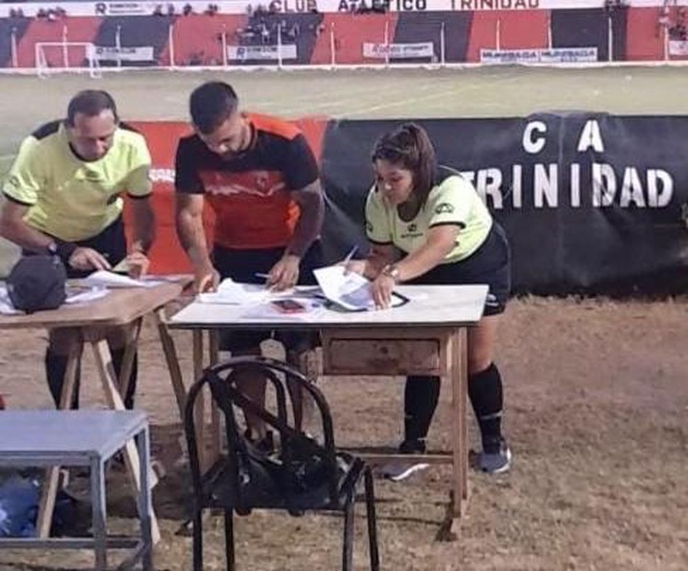 Polémica en el Mundialito de Trinidad por una árbitro que benefició al equipo de su hija