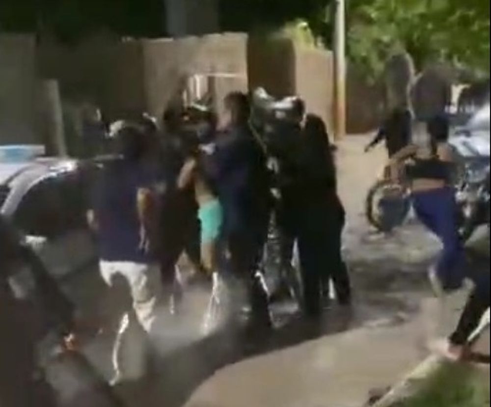 Impactante video: vecinos casi linchan a hermanos que robaron una batería y una rueda de un auto estacionado