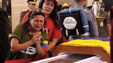 Tras el cristal del féretro