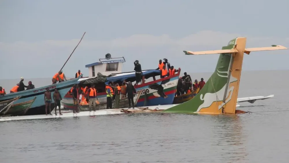 Al menos 19 personas murieron al caer un avión en un lago de Tanzania