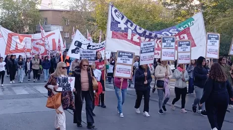 Diario de Cuyo | SAN JUAN marchó por el Ni Una Menos.A 10 años del nacimiento del movimiento Ni Una Menos, San Juan también tuvo su propia marcha en elmicrocentro, como sucedió en varios puntos del país. Fueron cerca de 2.000 personas quienes se manifestaroncontra la v