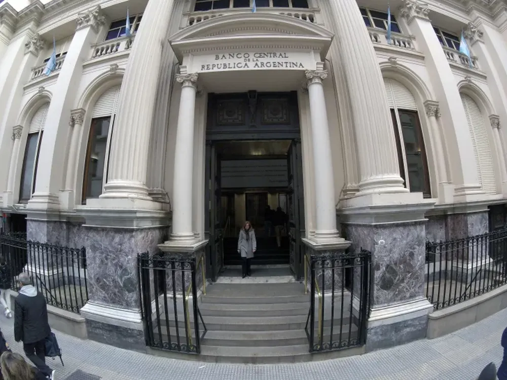 El BCRA les pidió a los bancos reducir la tenencia de dólares en propia cartera