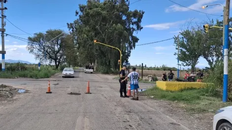 Una camioneta giró, un motociclista no lo vio y lo chocó desde atrás: sufrió múltiples golpes