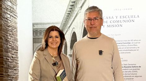 Laura Carbonari junto al historiador Claudio Vera.