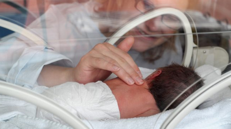 Nació este año pero aseguran que es un bebé de 2024: el raro caso de un bebé prematuro