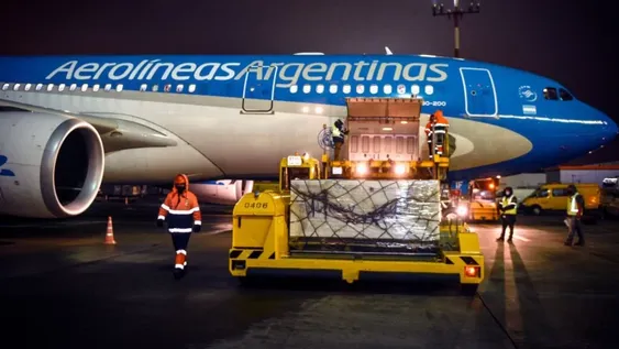 Partió el vuelo de Aerolíneas Argentinas para traer un millón de vacunas Sinopharm de China