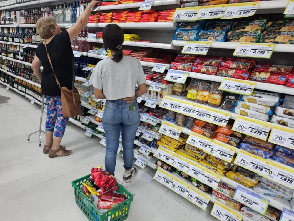 El consumo mostró subas en mayoristas pero caídas en supermercados y shoppings, según el INDEC.