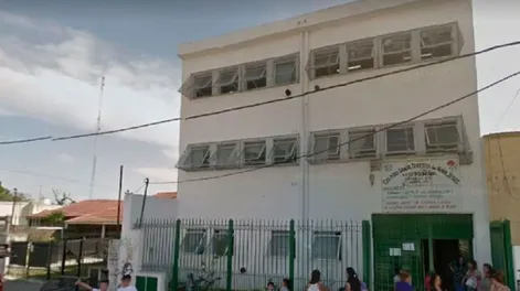 Quemó boletas en el cuarto oscuro y casi se prende fuego toda el aula