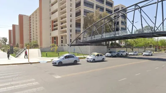 Una nena de 3 años se soltó de la mano de su papá, cruzó la calle y la atropelló un auto