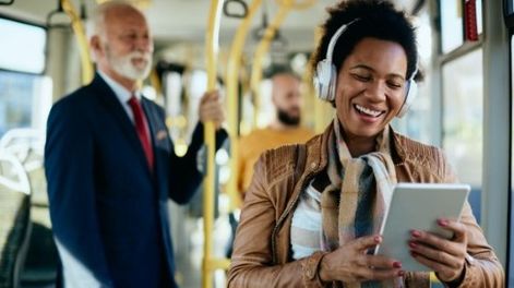 El ritual del trayecto en bus: cómo las personas convierten el tiempo muerto en un pequeño reinicio
