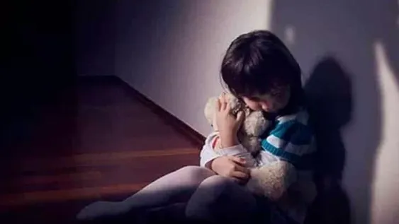 Aberrante: niña de seis años veía dibujitos y repentinamente fue violada por un tío
