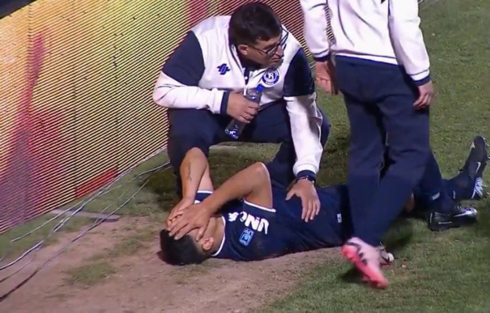 Maxi Salas debió abandonar el campo entre lágrimas luego de sufrir una grave lesión en su rodilla izquierda.