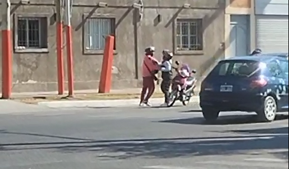 [VIDEO] Revuelo por un hombre y una mujer que se pelearon a las piñas en plena calle