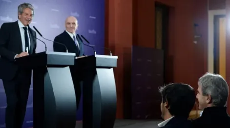 PRIMERA FILA. El ministro de Economía, sigue en vivo la presentación del régimen.