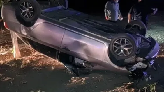 Volcó con su auto y fue hospitalizado, ¿fue por no chocar a un perro?