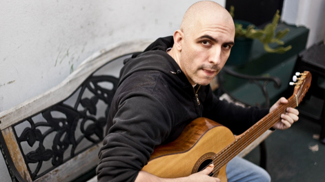 Gaspar Benegas, guitarrista de Los Fundamentalistas del Aire Acondicionado. Gaspar Benegas, guitarrista de Los Fundamentalistas del Aire Acondicionado.