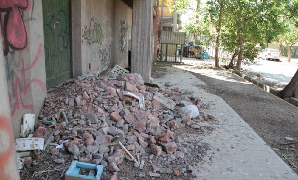 La vereda de la Facultad que ahora es un basurero