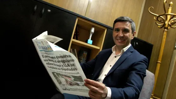 Cristian Andino en la redacción de Diario de Cuyo.