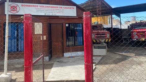 El primer cuartel de bomberos voluntarios de San Juan, en jaque: deuda millonaria, puertas cerradas a subsidios y subsistiendo gracias a la venta de pollos