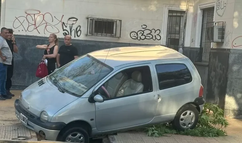 Fuerte choque en una peligrosa esquina terminó con un auto en la vereda