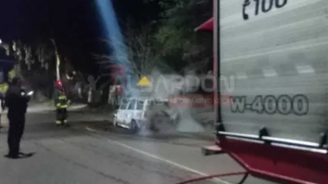 Se quedó sin nafta, recargó con un bidón y cuando arrancó, el auto se incendió