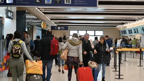 Una aerolínea pesa a sus pasajeros antes de subir al avión