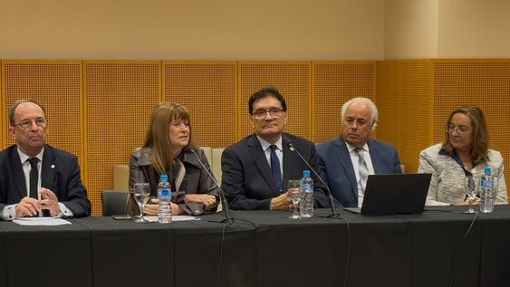 De izquierda a derecha: Ariel Coll, coordinador de los Foros, Dra. Emilia Valle, Presidenta de JUFEJUS, Dr. Daniel Olivares Yapur, Dr. Marcelo Lima y Dra. Adriana García Nieto.