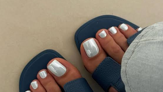 Pedicuras coinciden: secarse mal entre los dedos es el error más común que arruina la salud de los pies