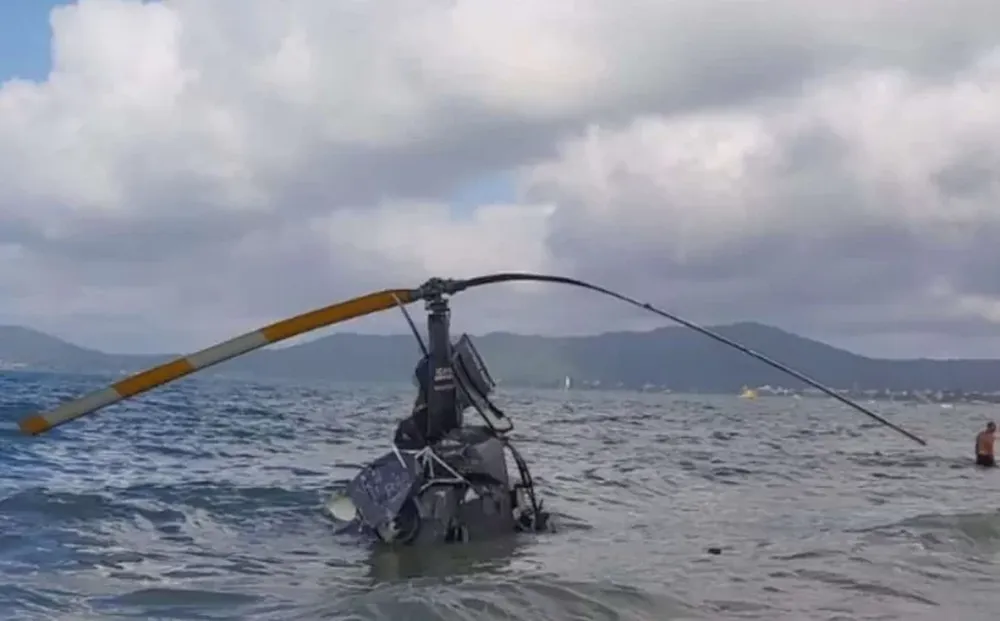 Cayó un helicóptero en una playa de Florianópolis: hay tres heridos
