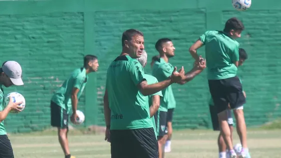 Pleno trabajo. El técnico Raúl Purruco Antuña va cerrando números e ideas pensando en el debut del Verdinegro en el torneo de Primera División.