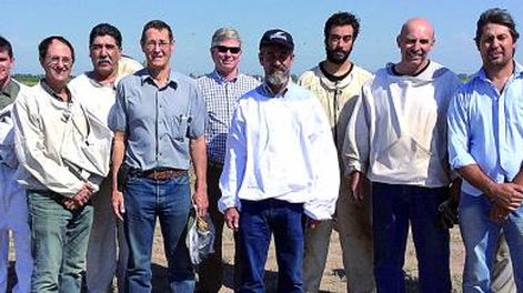 El apicultor Jerry Hayes disertó y brindó consejos en el campo