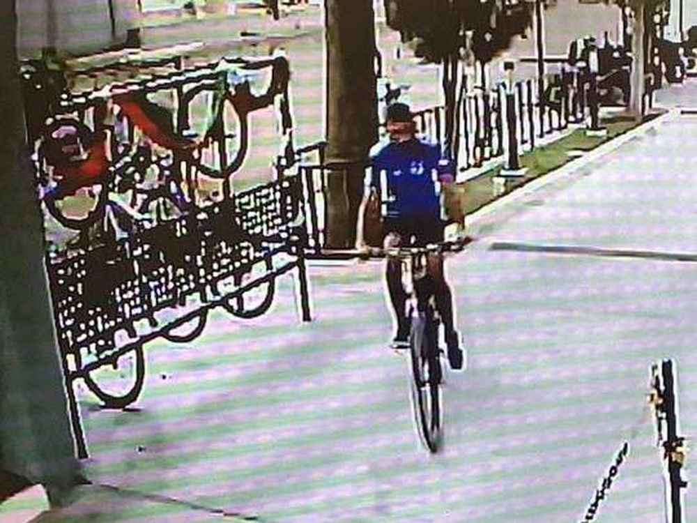 [VIDEO] Se hacía el “zonzo” hasta que aprovechó un descuido y se robó una bici del Banco Hispano