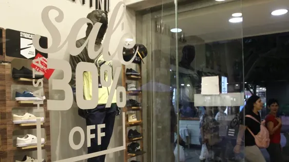 Comerciantes resignan márgenes de ganancia para sobrevivir a la inflación