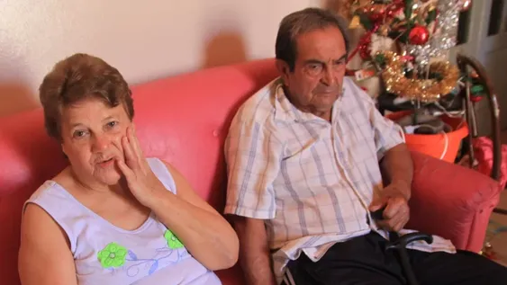 Atan a dos ancianos y, mientras los saquean, beben alcohol y comen