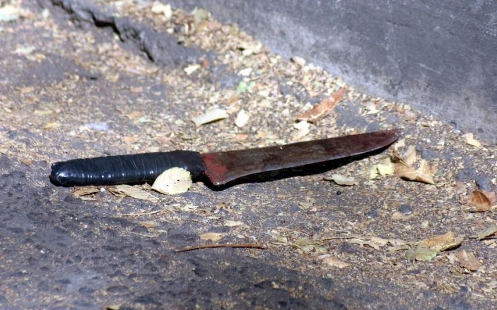 Entre dos lo amenazaron con un cuchillo para robarle $700