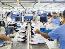 La industria del calzado advierte por el cierre de fábricas y la pérdida de miles de empleos en los últimos dos años.