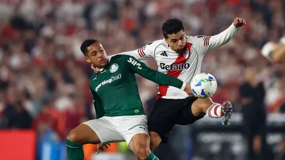 Duelo. Paulo Díaz anticipa a Vitor Roque tratando de quitarle espacios.