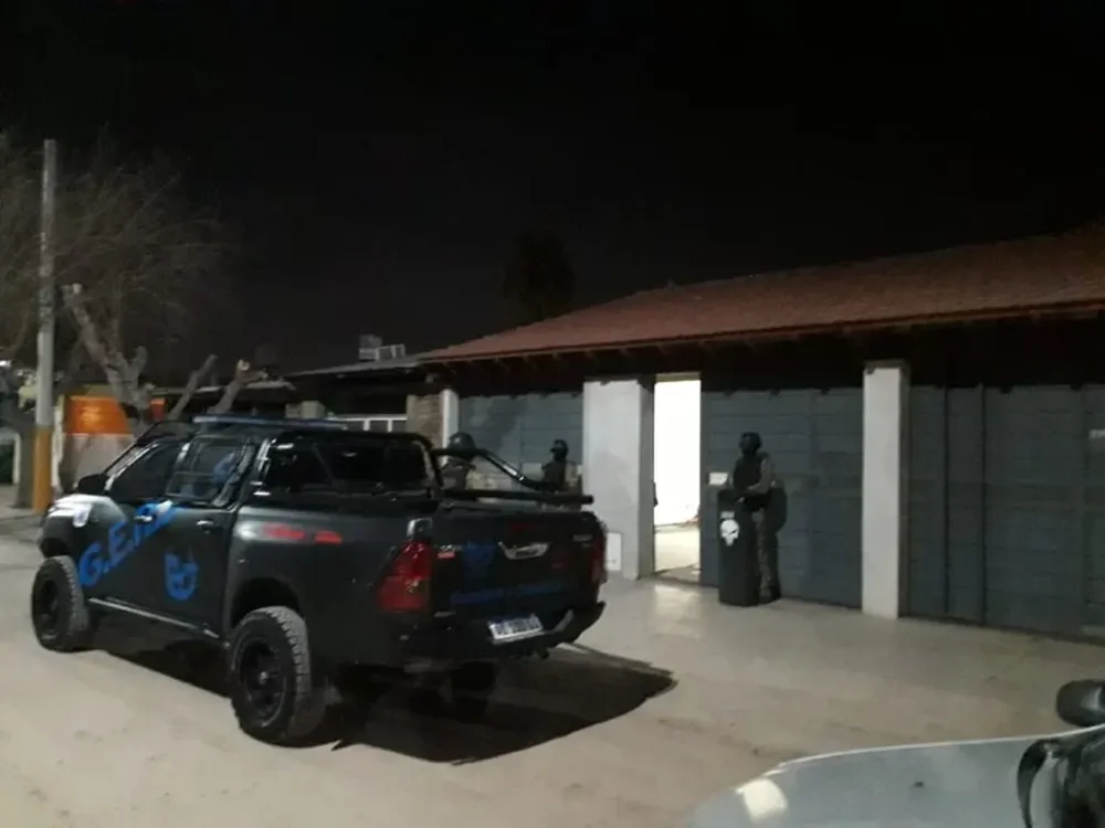 Buscan a un presunto ladrón que habría sido baleado por el sereno de una finca