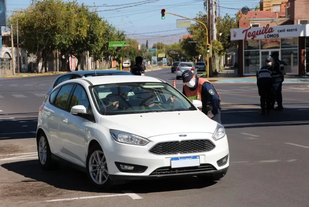 Aunque algunos policías exigen guantes y barbijos, aclaran que no es obligatorio