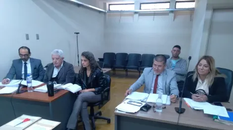 El imputado (al fondo) llegó en libertad al proceso. Sospechan que violó a una chica que tenía 15 años.