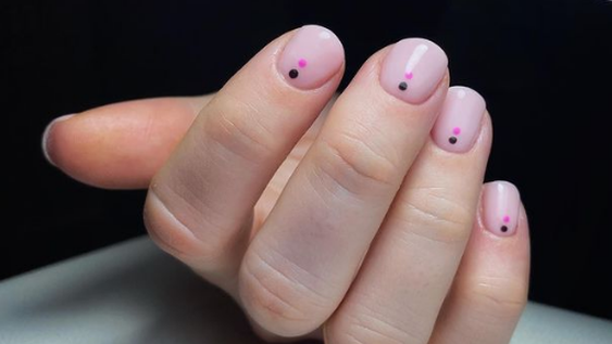 Uñas con puntos, la última moda en manicura: 7 diseños para atreverse
