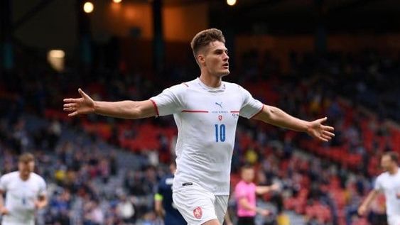 Checos y eslovacos soprendieron a escoceses y polacos