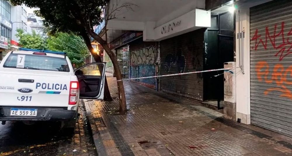 Dos amigas atravesaron un ventanal y una de ellas cayó al vacío desde el segundo piso