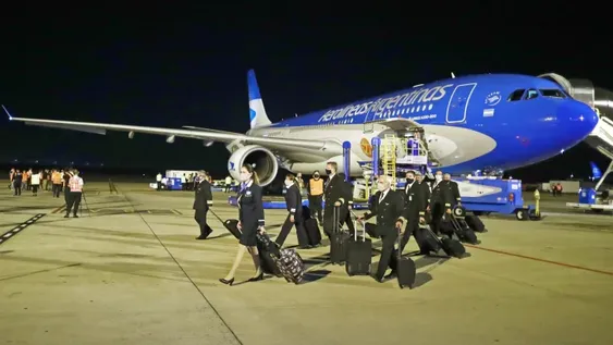 Llegó el primero de los dos vuelos que traen vacunas desde Moscú