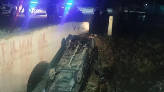 Volcó el auto y lo dejó ruedas arriba en un desagüe