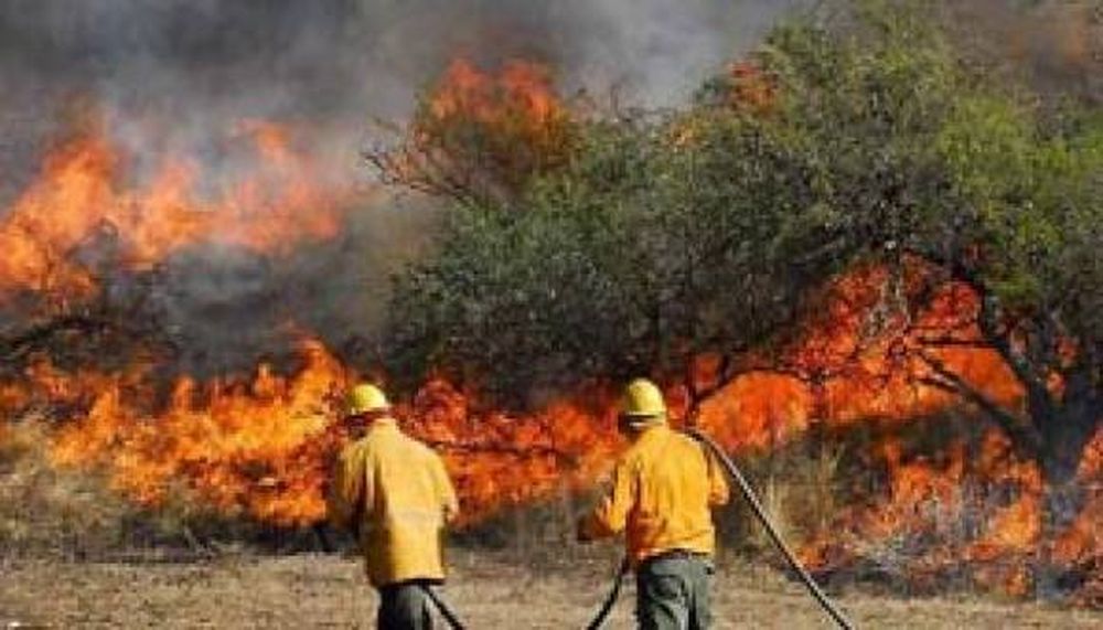 La llovizna ayudó pero quedan algunos focos activos