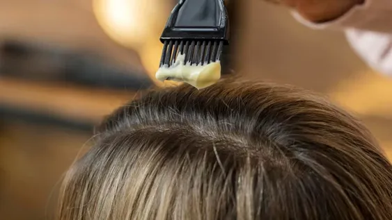 Ni tintura ni shampoo: el truco para disimular las canas en 5 minutos